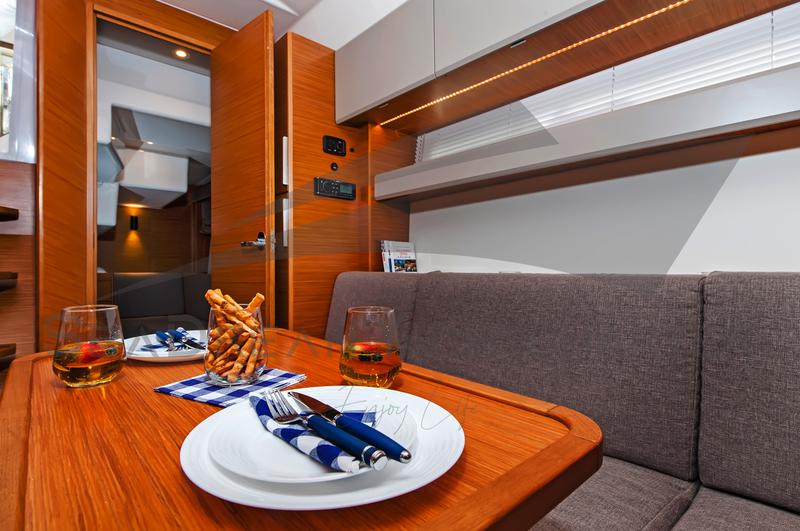 Book yachts online - motorboat - Bavaria S40 HT - Sun Dreamer - rent