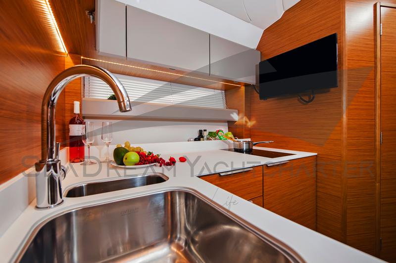 Book yachts online - motorboat - Bavaria S40 HT - Sun Dreamer - rent