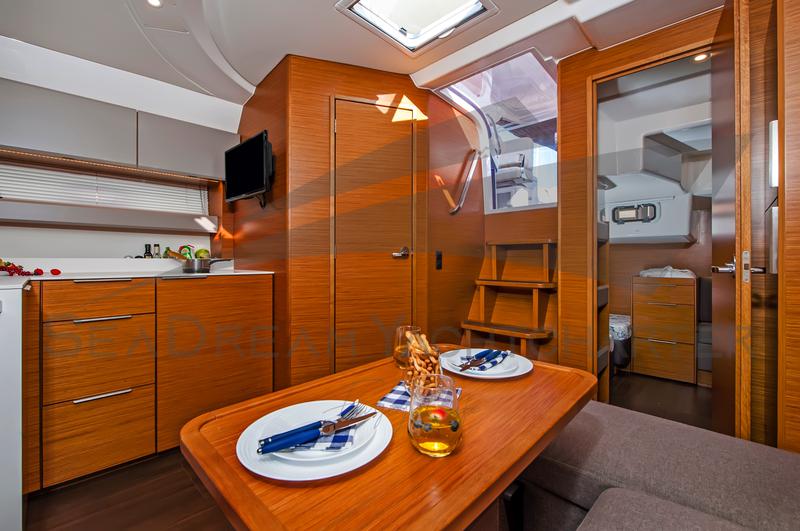 Book yachts online - motorboat - Bavaria S40 HT - Sun Dreamer - rent