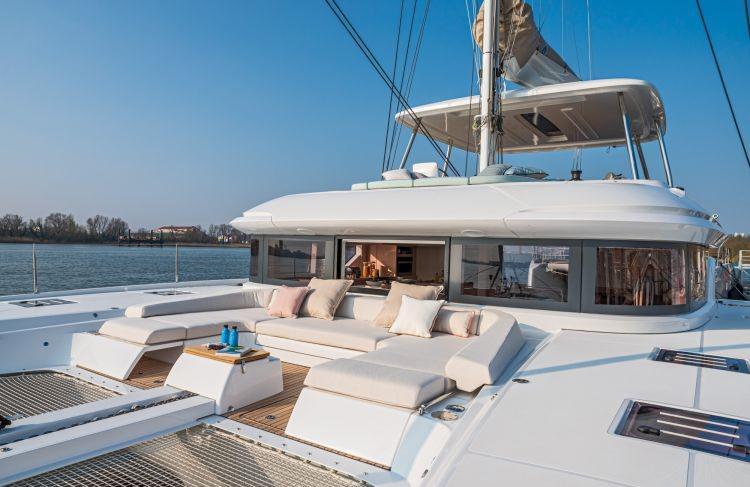 Book yachts online - catamaran - Lagoon 55 - Hydrus - rent