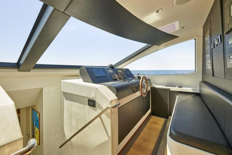 Book yachts online - motorboat - Azimut 85F - La Fenice - rent