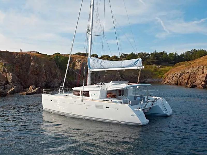 Book yachts online - catamaran - Lagoon 450 - La Leutenente - rent