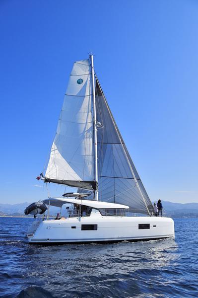 Book yachts online - catamaran - Lagoon 42 - Reborn - rent