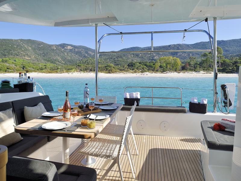 Book yachts online - catamaran - Lagoon 42 - Reborn - rent