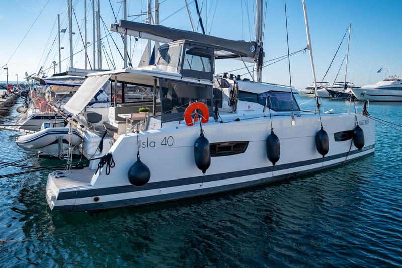 Book yachts online - catamaran - Fountaine Pajot Isla 40 - Artemis - rent
