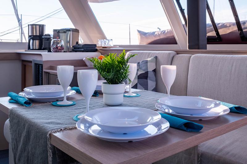 Book yachts online - catamaran - Fountaine Pajot Isla 40 - Artemis - rent
