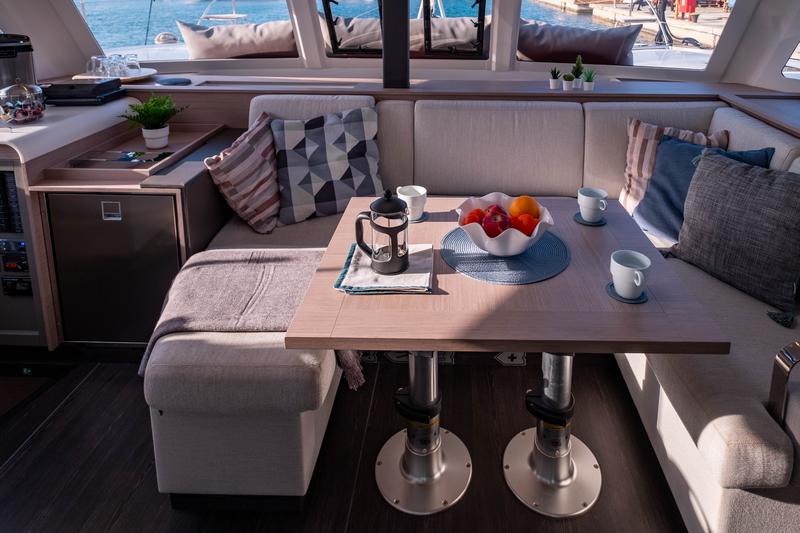 Book yachts online - catamaran - Fountaine Pajot Isla 40 - Artemis - rent
