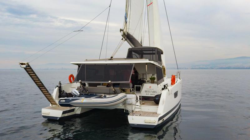 Book yachts online - catamaran - Fountaine Pajot Isla 40 - Artemis - rent