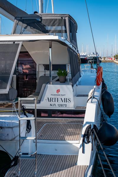 Book yachts online - catamaran - Fountaine Pajot Isla 40 - Artemis - rent