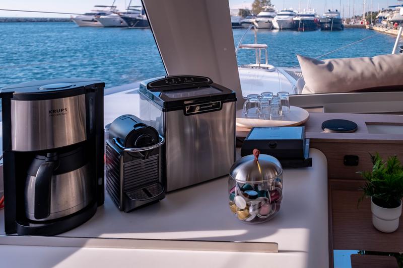 Book yachts online - catamaran - Fountaine Pajot Isla 40 - Artemis - rent
