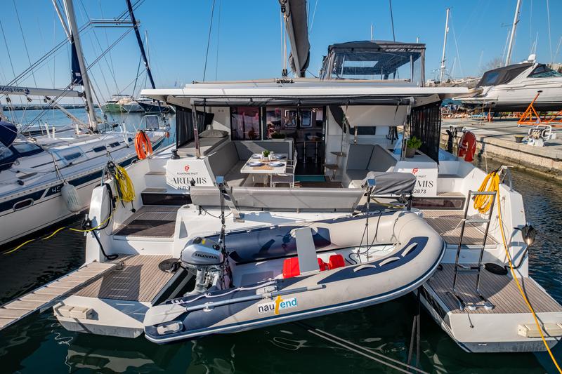 Book yachts online - catamaran - Fountaine Pajot Isla 40 - Artemis - rent