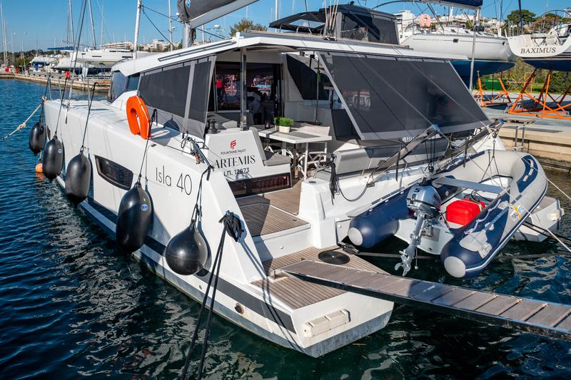 Book yachts online - catamaran - Fountaine Pajot Isla 40 - Artemis - rent