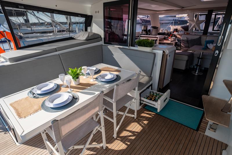 Book yachts online - catamaran - Fountaine Pajot Isla 40 - Artemis - rent