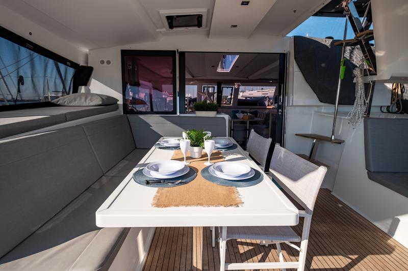 Book yachts online - catamaran - Fountaine Pajot Isla 40 - Artemis - rent