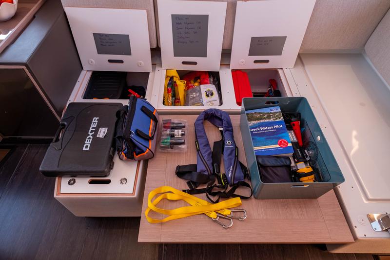 Book yachts online - catamaran - Fountaine Pajot Isla 40 - Artemis - rent