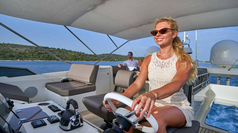 Book yachts online - motorboat - Prestige 630S - Simull - rent