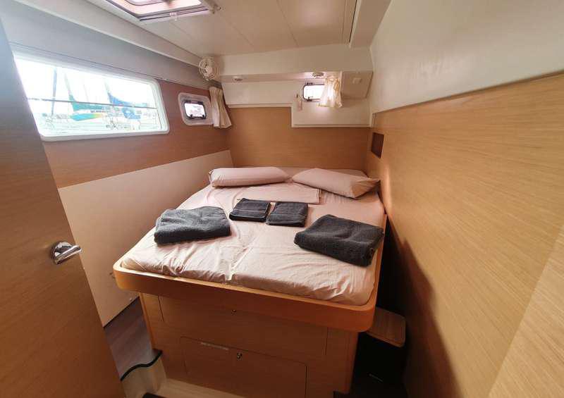 Book yachts online - catamaran - Lagoon 400 - Mia - rent