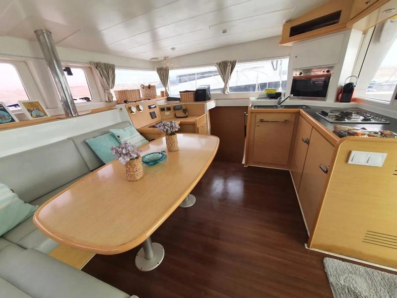 Book yachts online - catamaran - Lagoon 400 - Mia - rent