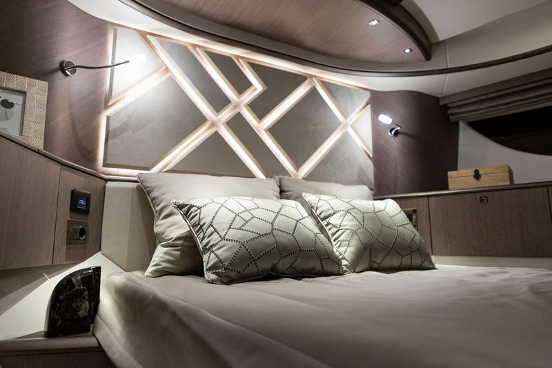 Book yachts online - motorboat - Galeon 440 Fly - FGstar Mini - rent