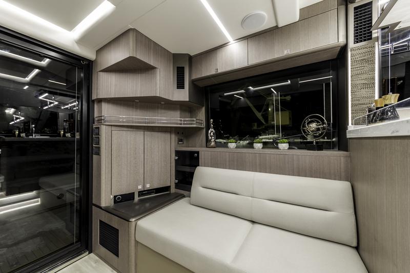 Book yachts online - motorboat - Galeon 440 Fly - FGstar Mini - rent