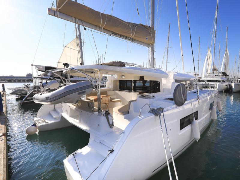 Book yachts online - catamaran - Lagoon 46 - MIDLIFE CRISIS - rent