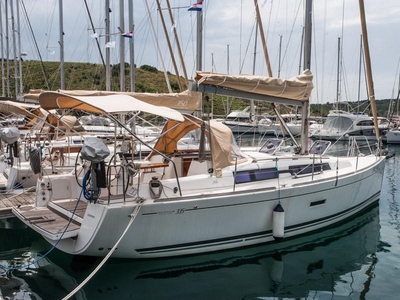 Book yachts online - sailboat - Dufour 335 Grand Large - PIPPI +new sails 2018 - rent