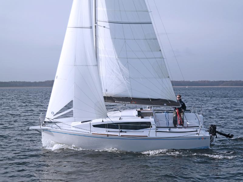 Book yachts online - sailboat - Maxus 26 Prestige + 8/1 - WAIKIKI - rent
