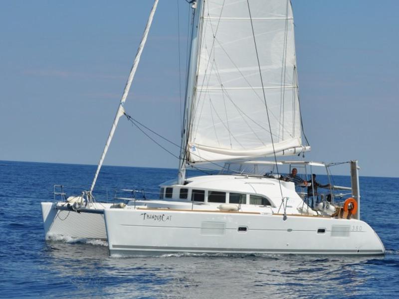 Book yachts online - catamaran - Lagoon 380 - ThunderCat - rent