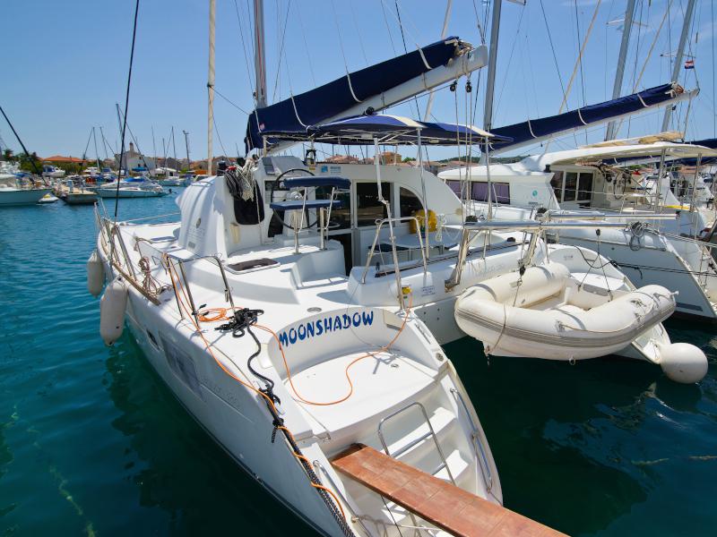 Book yachts online - catamaran - Lagoon 380 - Moonshadow - rent