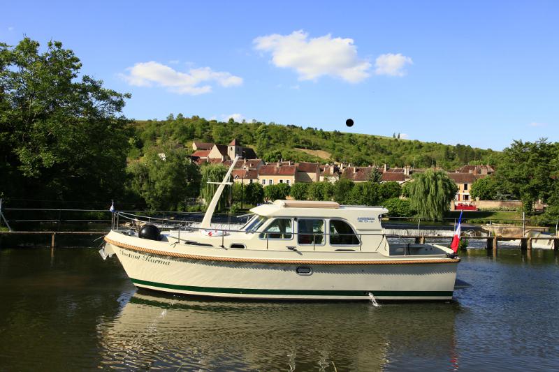 Book yachts online - motorboat - Linssen Grand Sturdy 29.9 Sedan - CS/Linssen 29.9 Sedan  - rent