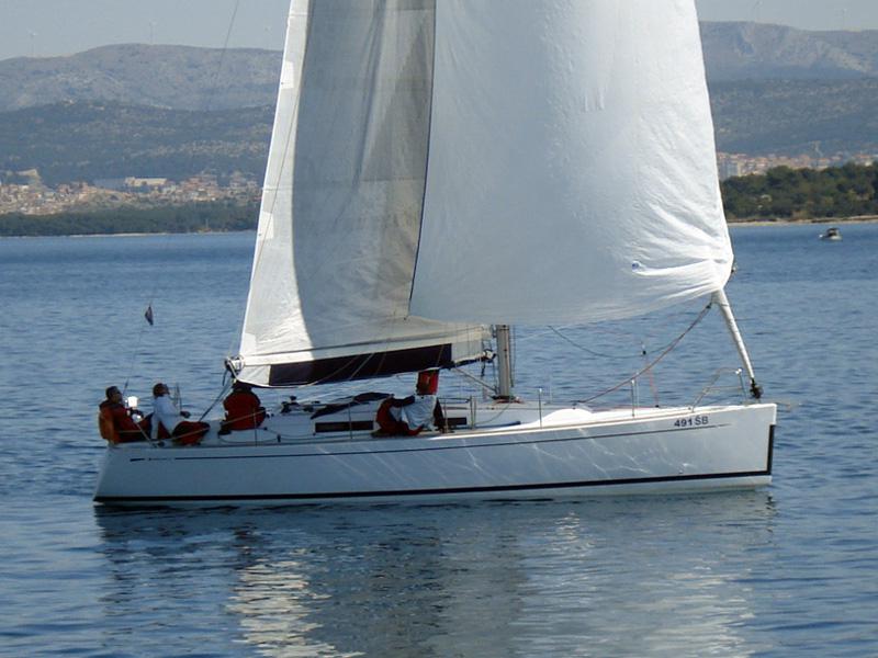 Book yachts online - sailboat - Grand Soleil 37 R - Sportski Vuk - rent