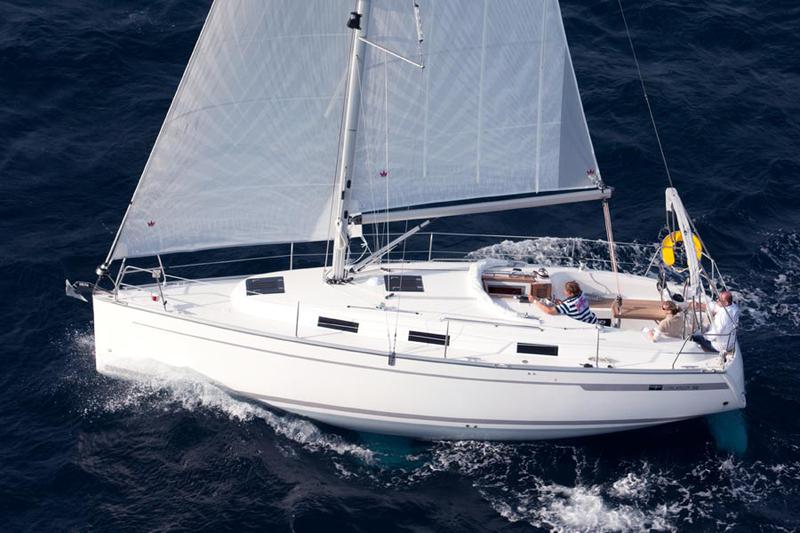 Book yachts online - sailboat - Bavaria Cruiser 32 - DANIELLE - rent