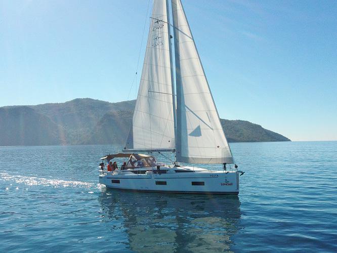 Book yachts online - sailboat - Bavaria C42 - Fiesta - rent