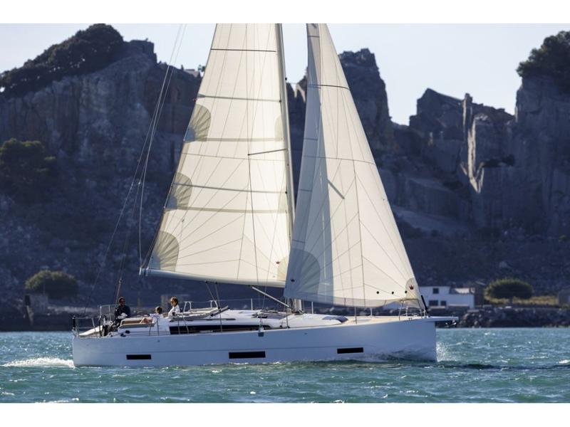 Book yachts online - sailboat - Dufour 390 Grand Large - Giustina - rent