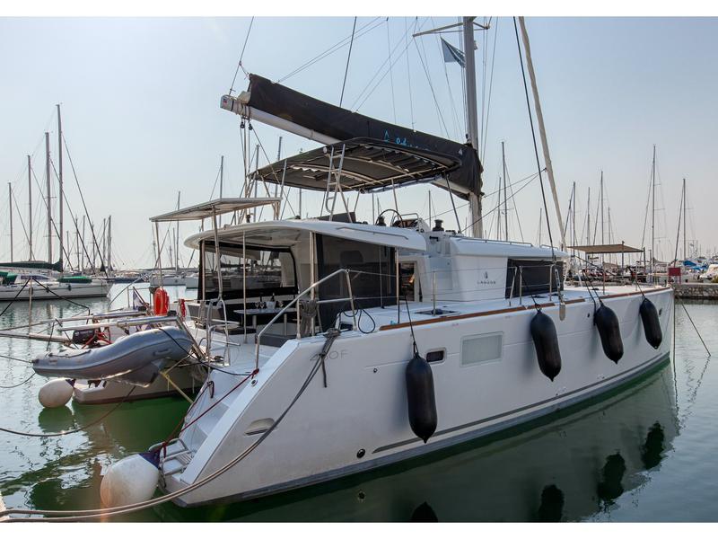 Book yachts online - catamaran - Lagoon 450  Flybridge - Smile - rent