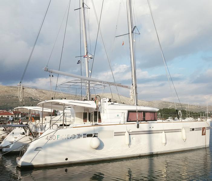 Book yachts online - catamaran - Lagoon 450 F Luxury - BRIGHT MOON  - rent