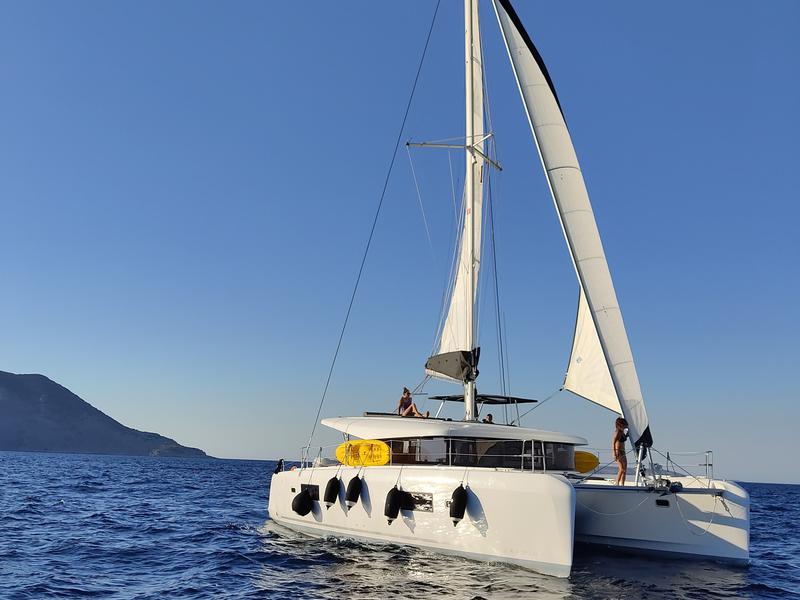 Book yachts online - catamaran - Lagoon 42 - Aenaos - rent