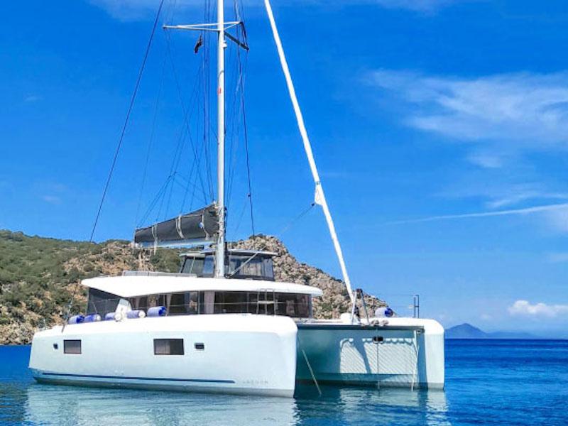 Book yachts online - catamaran - Lagoon 42 - BLUE STEEL (generator, air condition, water maker, 1 SUP free of charge, undewater lights) - rent