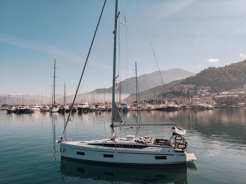 Book yachts online - sailboat - Bavaria C42 - ARUNA - rent