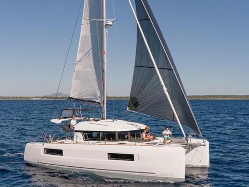 Book yachts online - catamaran - Lagoon 40 - Bahia Real - rent