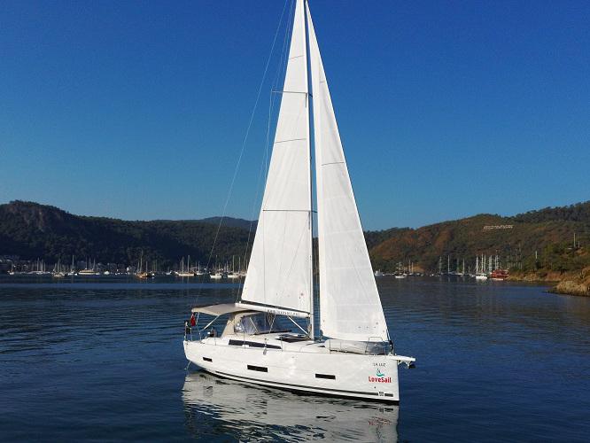 Book yachts online - sailboat - Dufour 390 - La Luz - rent