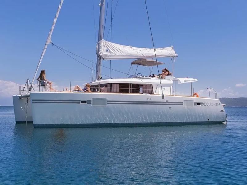 Book yachts online - catamaran - Lagoon 450  Fly - GIN TONIC (generator, air condition, water maker, bowthruster, 2 SUP free of charge) - rent