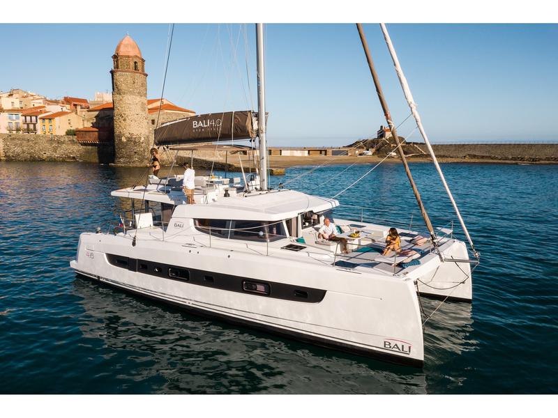 Book yachts online - catamaran - Bali 4.6 - MY Queen - rent