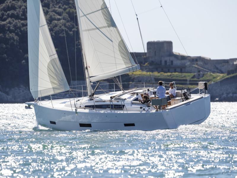Book yachts online - sailboat - Dufour 430 Grand Large - Akira - rent