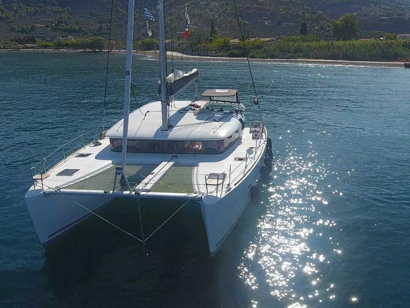 Book yachts online - catamaran - Lagoon 400 S2 - Footprints - rent