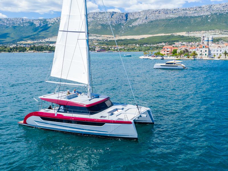 Book yachts online - catamaran - Luna 49 - Katamaran Red - rent
